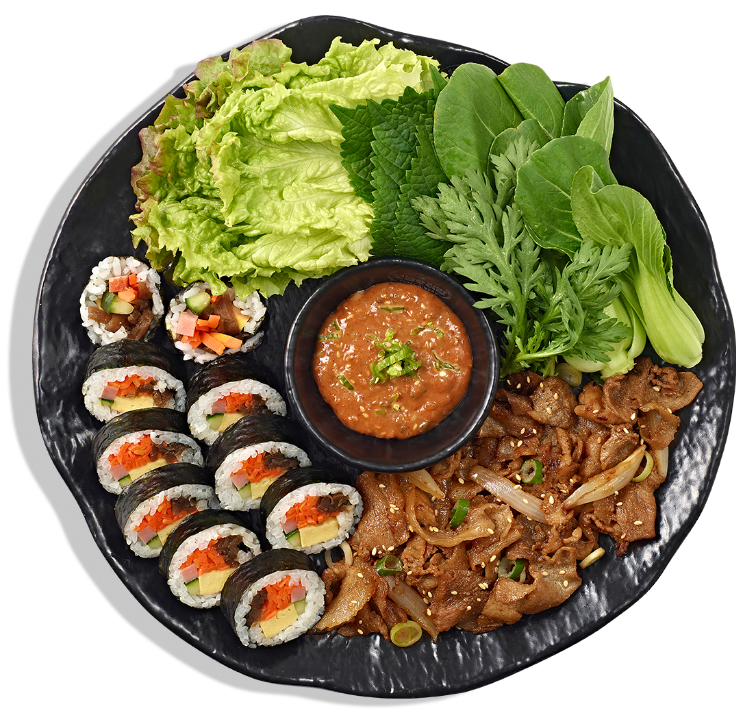 김밥과 샐러드가 담긴 한 접시